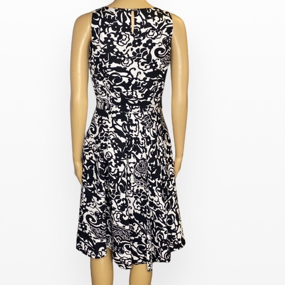 Cache
Black Sleeveless Scoop Neck Work /Office Dress 4 - Picture 7 of 11